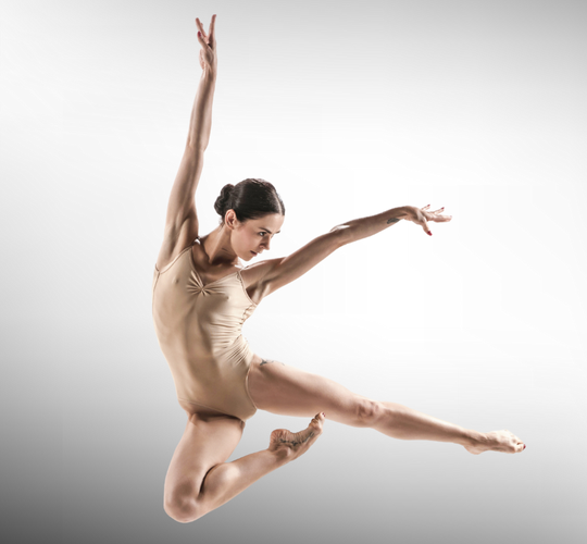 Ballerina im Sprung